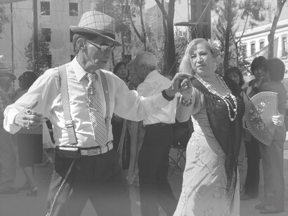 Pareja baila danzón en la Plaza de la Ciudadela, Ciudad de México