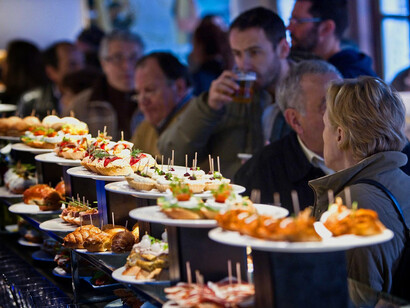 Numerosas barras de bar están plagadas de tapas variadas