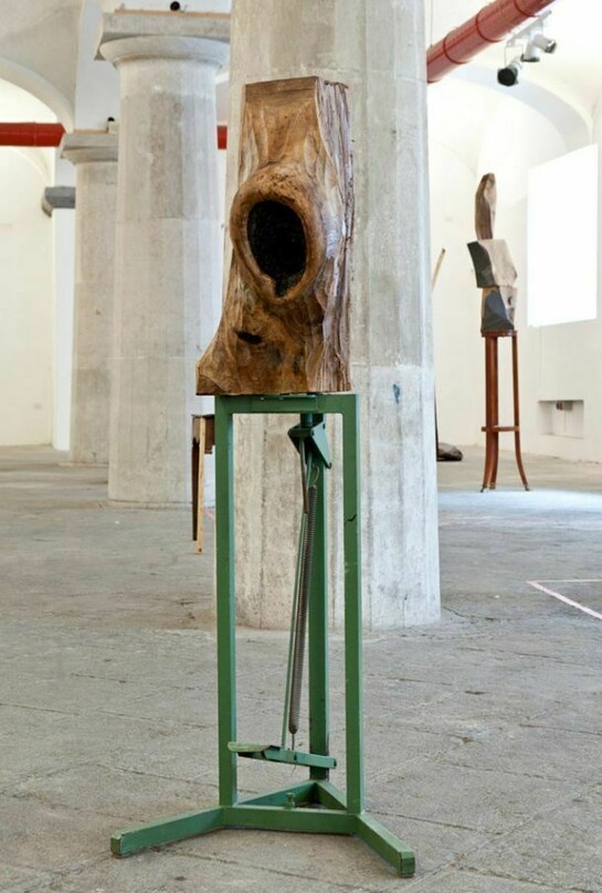 Jimmie Durham, It Should Work, 2012, industrial machine, olive knot, 165 x 75 x 70 cm