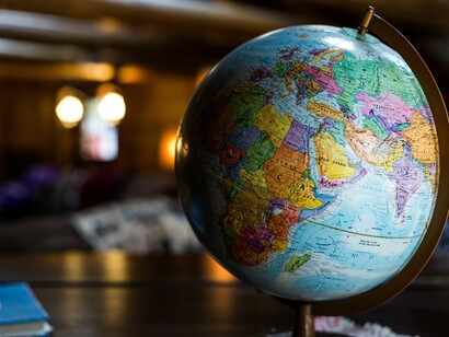 Nuestro planeta, tan pequeño y distante entre los pueblos que lo habitan