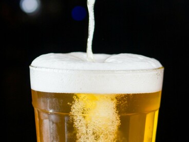 Não que minha refeição tivesse ficado fria, afinal era mais sushi; o chope também não esquentou, sorvia resvalando olhares àqueles seios tão perto e tão longe