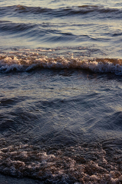 Il mare, con la sua capacità di abbracciare terre lontane e di trasformarsi da tranquillo a tempestoso, ci insegna che l'adattamento è una virtù necessaria per navigare le acque incerte della vita