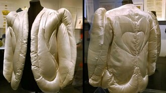 L'iconico piumino da sera di Charles James in esposizione durante  la mostra presso il Costume Institute del Metropolitan Museum of Art