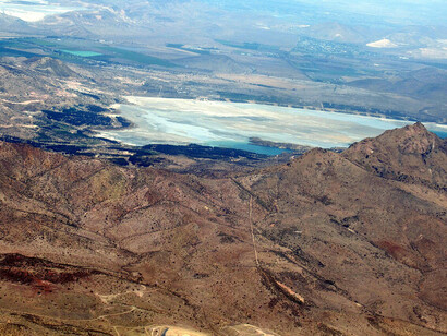 El embalse Ovejería, situado en el norte de Chile, evidencia cómo la minería del cobre transforma territorio, energía y recursos químicos en cadenas de valor globales cuya industrialización final ocurre mayoritariamente fuera del país