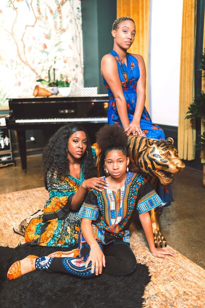 Modelos jovens vestindo a capulana, estampa típica nas roupas de Moçambique