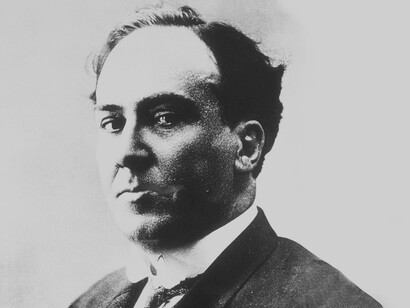 Antonio Machado fue un poeta español, el más joven representante de la generación del 98. Su obra inicial, de corte modernista, evolucionó hacia un intimismo simbolista con rasgos románticos
