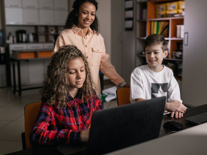 Professora ensina alunos a usarem comandos no ChatGPT