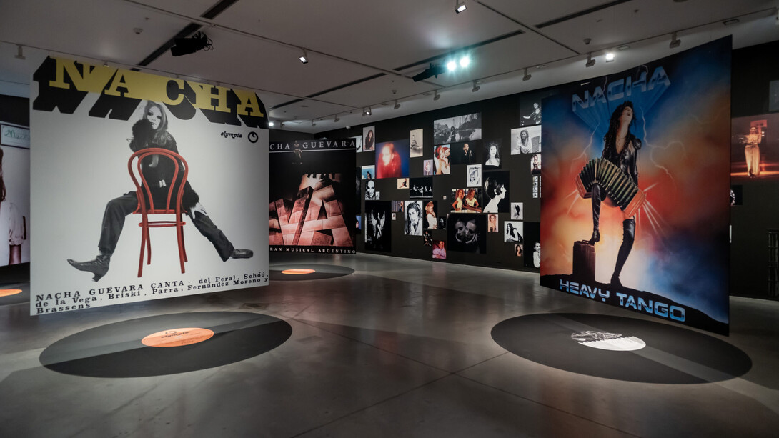 Nacha Guevara, Aquí estoy, vista de exhibición. Cortesía del Museo de Arte Moderno de Buenos Aires