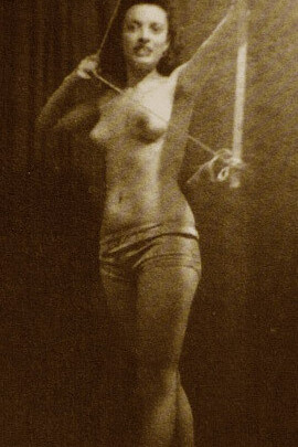 Helvia Martínez Verdayes posando como modelo para el escultor 