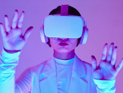 A realidade aumentada está expandindo as fronteiras da percepção, integrando elementos digitais ao mundo físico de maneiras inovadoras