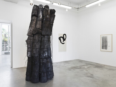 Lee Bae, View of the exhibition “Black Mapping” at Perrotin Paris (March 17 – May 26, 2018). Photo: Claire Dorn / Courtesy Perrotin