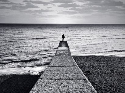 Hombre solitario junto al mar