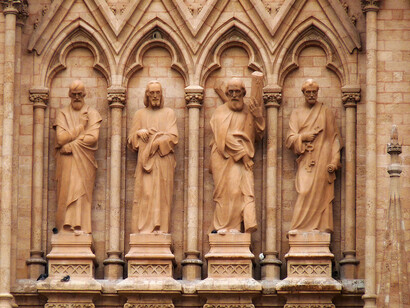 Luján, Argentina. Figuras de los apóstoles en la fachada de la basílica de Nuestra Señora de Luján