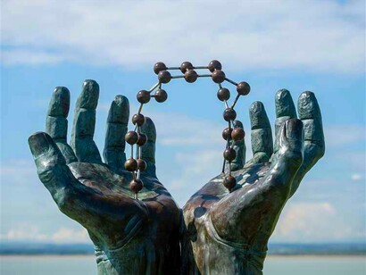 Escultura Hands and Molecule, em Ramsgate, Inglaterra