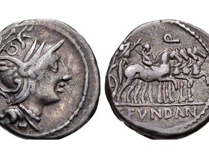 Denario d'argento, C. Fundanius 101 A.C., Zecca di Roma. Testa elmata di Roma a destra / Triumphator in quadriga a destra, con in mano [scettro] e ramo di alloro; un giovane a cavallo più vicino, con in mano un ramo di alloro; Q sopra. Dalla collezione Archer M. Huntington