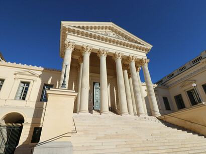 L'être humain écrasé sous le poids du pouvoir et des contraintes sociales reflète les théories de Foucault sur les relations de pouvoir dans la société