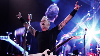James Hetfield, vocalista do Metallica. Um dos pilares do sucesso contínuo do Metallica é sua habilidade de equilibrar inovação com respeito às suas raízes. Embora tenham explorado diferentes estilos ao longo de sua carreira, os integrantes sempre mantiveram a essência que os tornou únicos: letras impactantes, riffs poderosos e performances ao vivo que cativam o público. Esse equilíbrio é fundamental para conquistar tanto fãs antigos quanto novos, mantendo a relevância em um cenário musical em constante transformação
