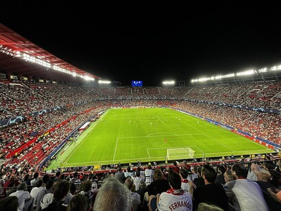 Siviglia, Spagna. Gli spettatori assistono a Siviglia-Copenaghen nello stadio Ramón Sánchez Pizjuán