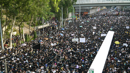 Une mobilisation massive dans l’espace public de Hong Kong symbolise la tension croissante entre aspirations démocratiques et durcissement autoritaire dans de nombreuses régions du monde