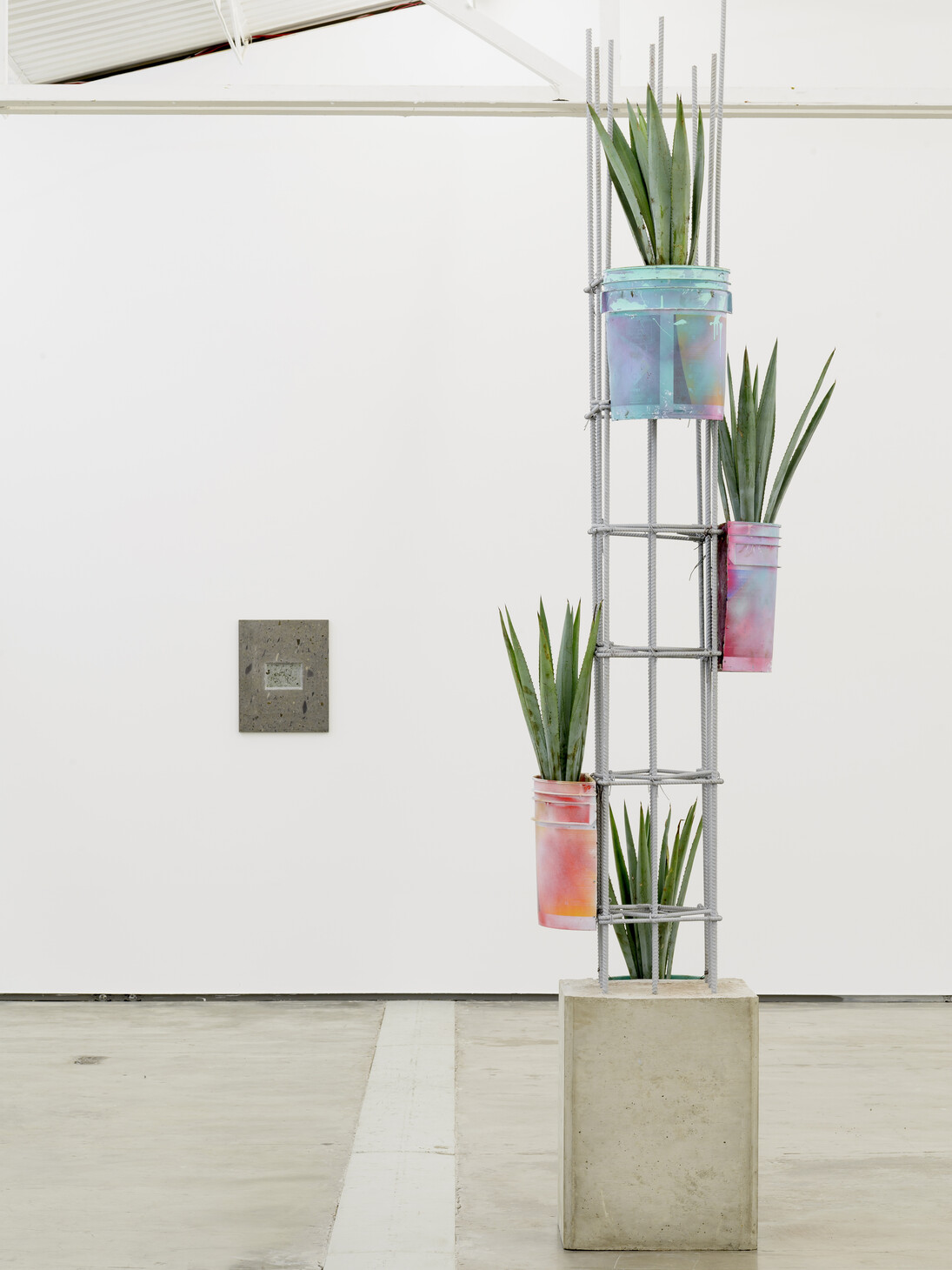 Adrien Missika, Superior Futuro (Agave), 2015. Hormigón, acero, botes de pintura Comex, pintura, madera, sellador, las plantas, el suelo. 116.14 x 35.43 x 35.43 pulgadas