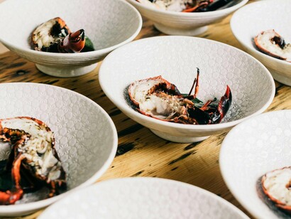 Mesa de pratos montada. O trabalho de uma cozinha profissional vai muito além de cozinhar. Organização, bom trabalho em equipe, limpeza, comprometimento, planejamento e capacidade de trabalhar bem em momentos de pressão são características essenciais para alguém que deseja seguir essa profissão