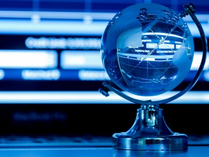 Globo de cristal com dados financeiros.  Ineficácia quando os alvos não têm vínculos financeiros externos: em alguns casos, os sancionados não mantêm contas ou bens fora do país, o que limita os efeitos diretos — embora o efeito simbólico e diplomático permaneça forte