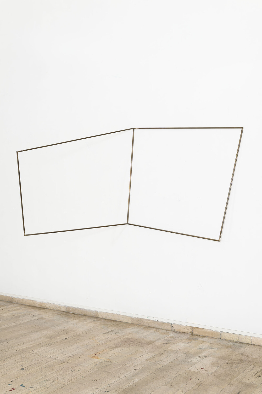 Delphine Valli, Geni Sinder_sii come appari Tubolari di ferro saldati, trasparente dorato, cm 115x200x115. Courtesy of Palazzo dei Consoli e Palazzo Ducale