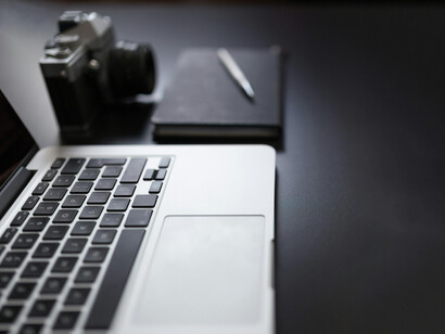 La inteligencia artificial ha transformado el acceso al conocimiento, pasando de la búsqueda en bibliotecas y enciclopedias físicas a la inmediatez de la información digital, democratizando su disponibilidad para todos