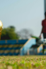 Le trophée attend son prochain champion, symbole d’un rêve partagé par des milliards de passionnés