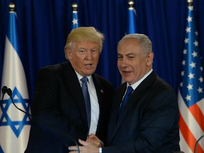 Benjamin Netanyahu e Donald Trump durante encontro no hotel King David, em Jerusalém. É possível acreditar na solidez da ordem unipolar assente na dicotomia democracia/autocracia quando os “melhores amigos” do presidente do país democrático mais poderoso são todos autocratas?