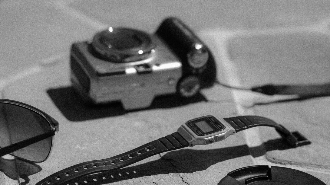 Máquina fotográfica, relógio de pulso e óculos de sol da moda antiga: objetos de valor sentimental pela memória nostálgica