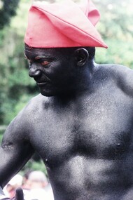Ator interpreta o Saci Pererê. Quem nunca se perguntou: será que o Curupira, o Saci, o Boitatá, o Boto Rosa, a Cuca realmente existem? De onde eles surgem? Qual sua origem? Eles são realmente assustadores? O que fazem e qual seu papel em nossos dias?