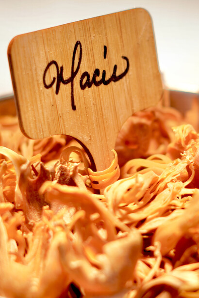 El chef defiende que no se puede traicionar la autenticidad de un plato suavizando sus especias, pues son ellas las que transmiten la verdadera experiencia culinaria