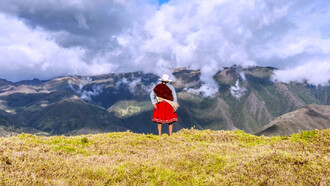 Cholita del cantón Sígsig observando la cordillera oriental, Sigsig Ecuador (Fotografía del artista Ila Coronel)