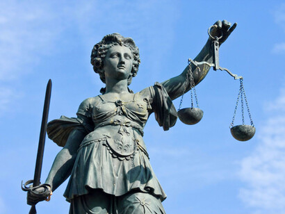 Estatua de la Justicia frente al Römer en Fráncfort del Meno, (Alemania)