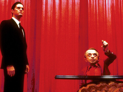 Twin Peaks. El agente Cooper, representado por el actor Kyle MacLachlan, y el enano, el actor Michael J. Anderson