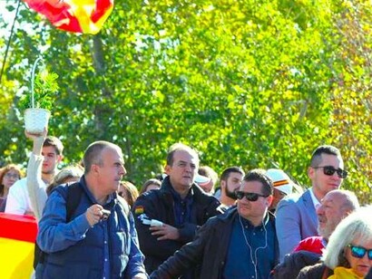 Un pequeño grupo se reunió a las puertas del cementerio con banderas preconstitucionales, cantando canciones falangistas y dando vivas a Franco