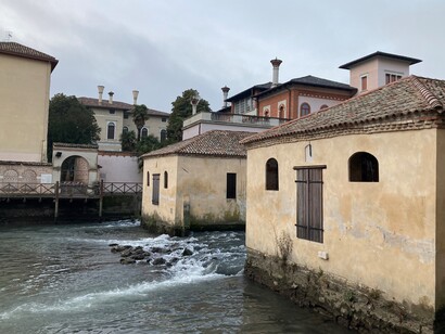 Il centro storico ospita numerosi eventi culturali e mercatini tradizionali durante l’anno. Il fiume Lemene a Portogruaro, Veneto, Italia. Ph Flavius Roversi