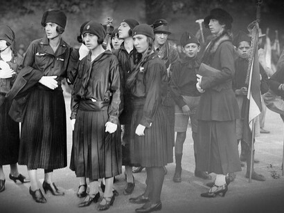 Donne fasciste vestite di nero durantee il giuramento di fedeltà di Benito Mussolini e delle sue “camicie nere” al re Vittorio Emanuele, piazza del Duomo a Milano, 1924