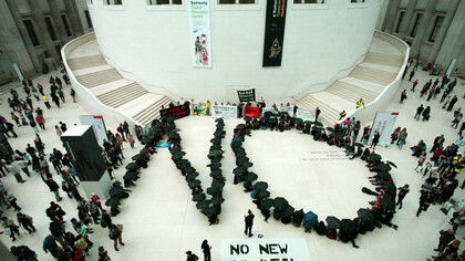 Protesta contra la actuación de BP en Colombia en el Museo Británico de Londres
