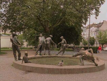 La «Fuente del Dinero» en Aquisgrán. Financiada por la Caja de Ahorros de Aquisgrán. Karl-Henning Seemann,1976. "Ciclo del Dinero" Aquistrán, Alemania