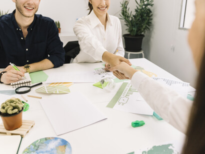 Due donne manager che si stringono la mano: "Il gesto simbolico è diventato più importante del gesto reale"