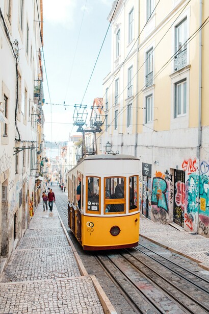 Bonde amarelo no bonde ao lado dos edifícios, Lisboa, Portugal