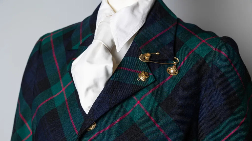 Framing fashion, details, exhibition view. Courtesy of The Bowes Museum