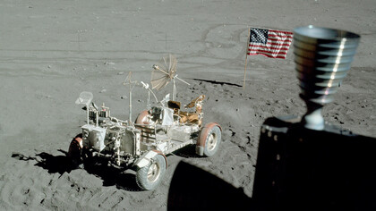 La bandiera di Apollo 17 accanto il Lunar Rover Vehicle anch’esso rimasto sulla Luna