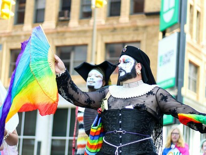 Qual a diferença? Ah, nem te conto (risos constrangidos). O machismo venceu, bebê! As mulheres usam calças e mostram os peitos e os homens nem precisam retirar as partes