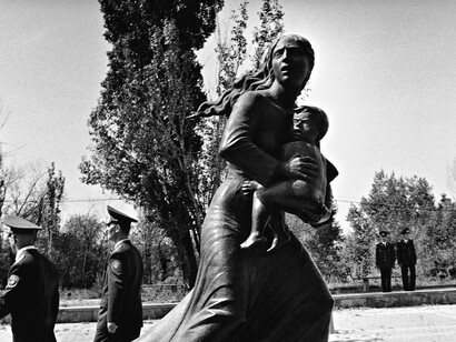 La statua nel cortile del Memoriale dedicata alle donne e ai bambini armeni, vittime della deportazione, una marcia forzata verso false destinazioni durante la quale morirono di fame, fatica e violenze. Il Memoriale si trova sulla “Collina delle Rondini”, appena fuori dal centro della capitale, Erevan.