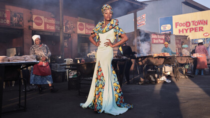 Ritratti Portraits
2° premio Soggetti singoli
Lee-Ann Olwage Sudafrica
Belinda Qaqamba Ka-Fassie, artista drag e attivista, posa di fronte a un shisanyama, uno spazio in cui le
donne della comunità cucinano e vendono carne, a Khayelitsha, una piccola città situata sulle Cape Flats,
vicino a Città del Capo, Sudafrica.
Belinda, la fotografa e altre persone di colore, queer, transgender e sostenitori della non conformità di
genere hanno collaborato in un progetto per decolonizzare ed individuare un modo del tutto africano per
esprimere la cultura drag. Lo scopo era anche quello di porre l'attenzione sul bisogno della comunità lesbica,
gay, bisessuale, trans, queer (LGBTQ+) africana di trovare la propria identità indipendentemente dal loro
background e di rivendicare lo spazio pubblico in una comunità in cui sono soggetti a discriminazione,
vessazioni e violenza. La discriminazione fa parte della vita di tutti i giorni per le persone LGBTQ+ nelle piccole
città come Khayelitsha, in particolare negli spazi pubblici.