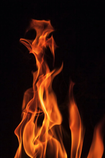 Le fiamme del fuoco al buio illuminano lo spazio circostante: non bruciano più le spalle  
metto la muta adesso