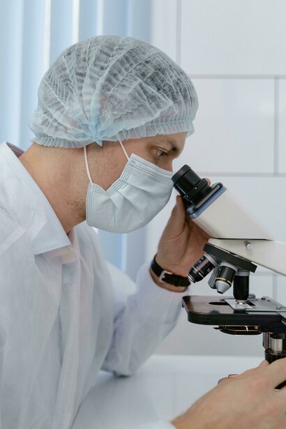 Científico observando por un microscopio. La labor científica del Dr. Sherrington le valió numerosos premios y reconocimientos